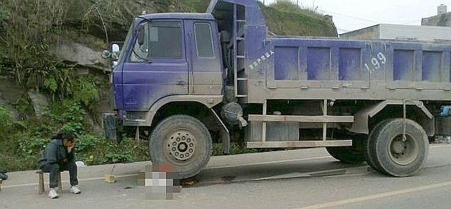 Un camionero chino remata al niño que atropelló 