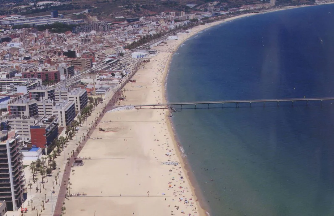 fiesta Cruel texto Playa de Platja del Pont de Petroli, Badalona | lasprovincias.es