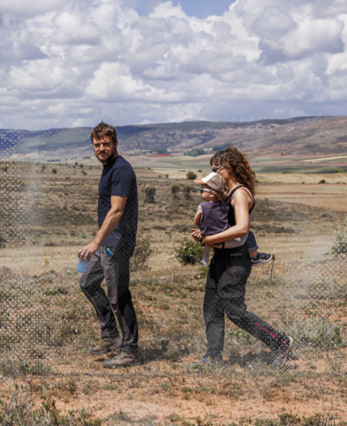 Foto de pareja paseando con un bebé
