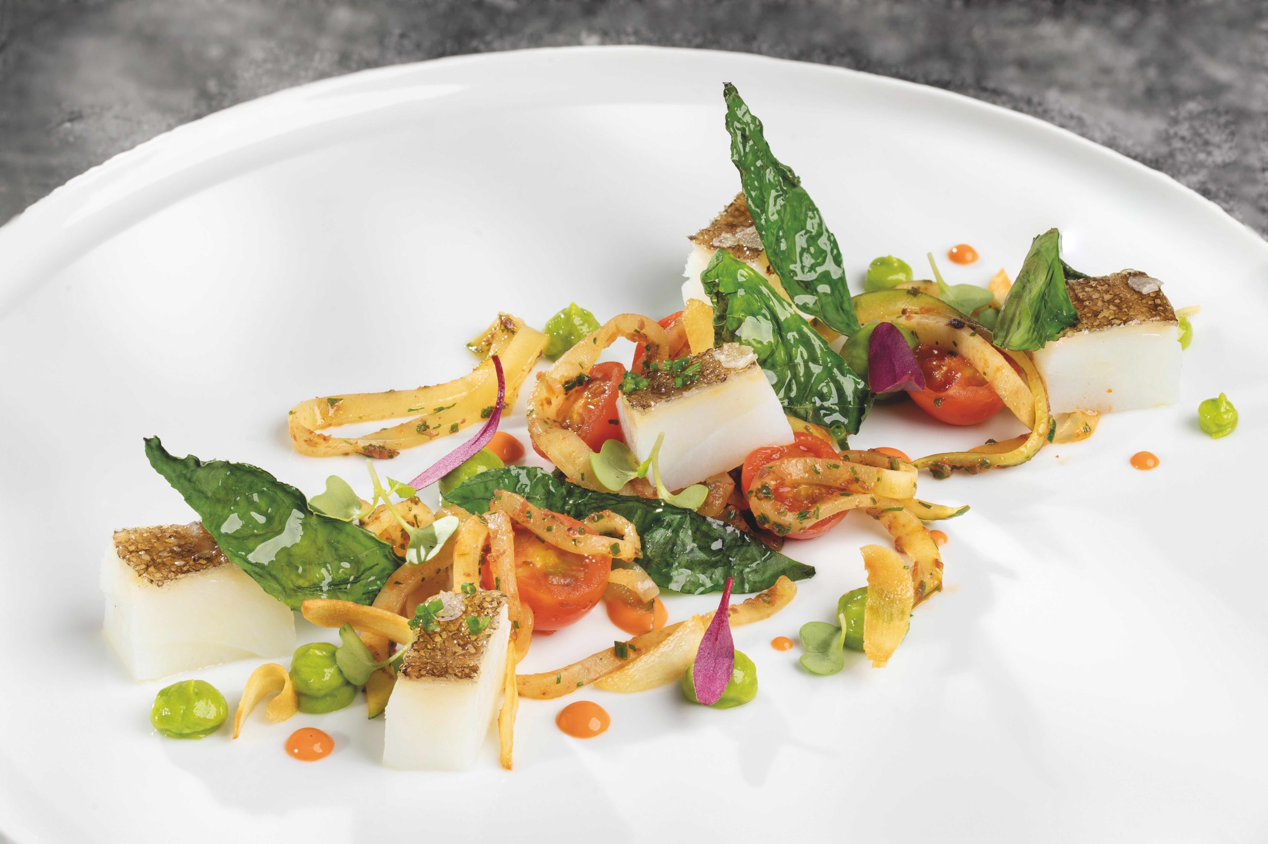 Bacalao con calabacín, ajo y albahaca